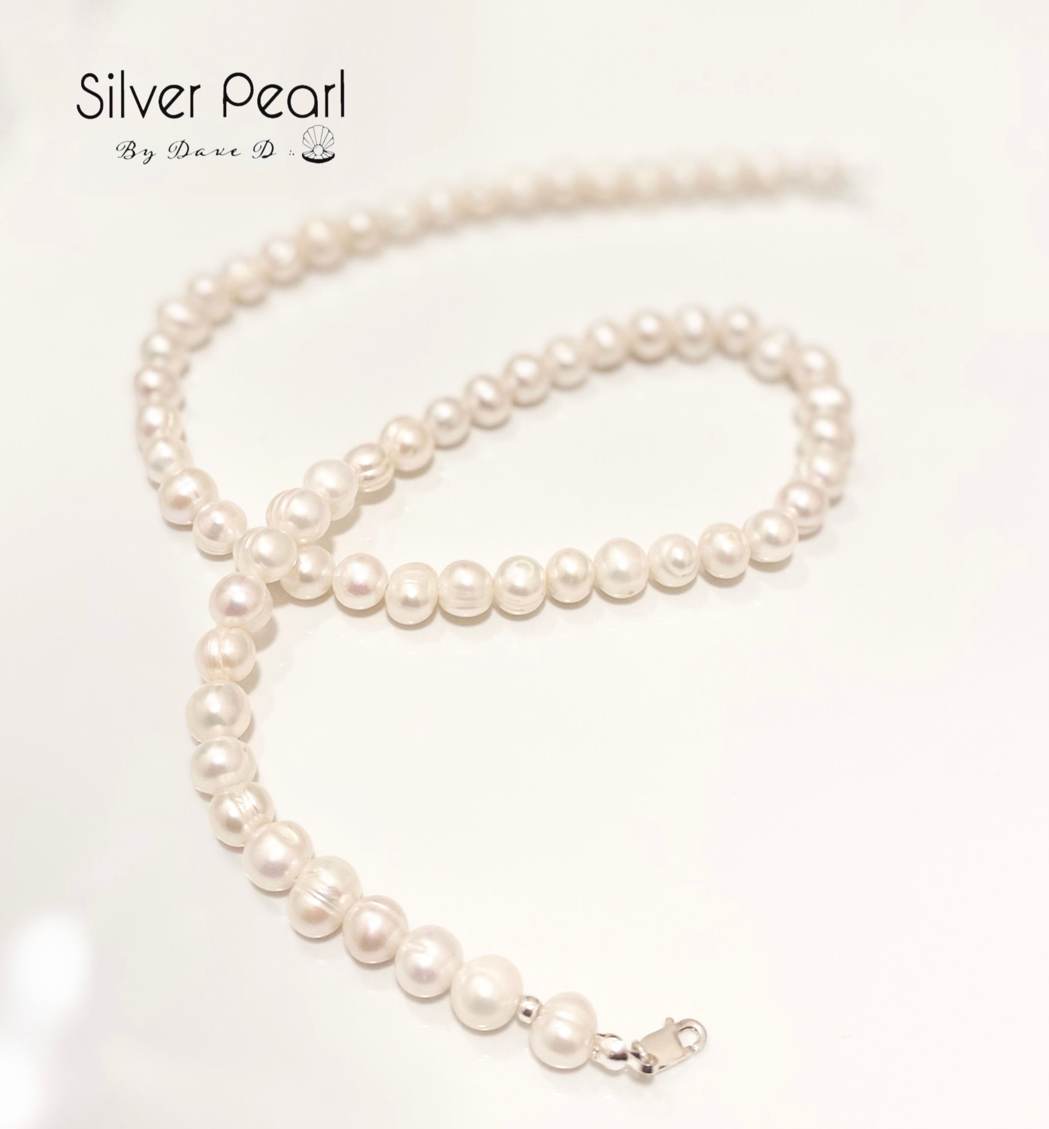 Collar de perlas blancas con toque de plata cuencana
