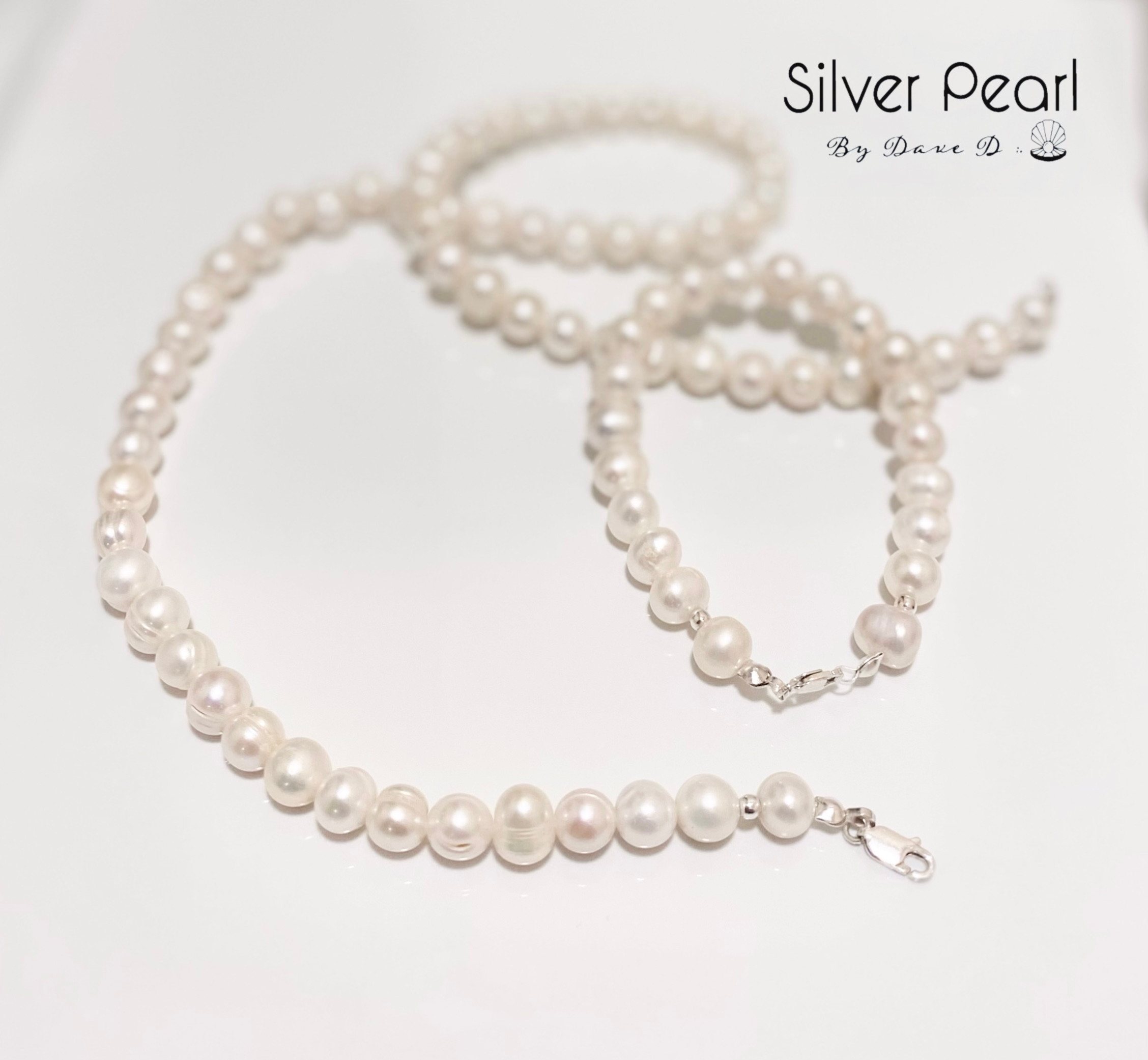 Juego de collar y pulsera de perlas blancas con toque de plata cuencana