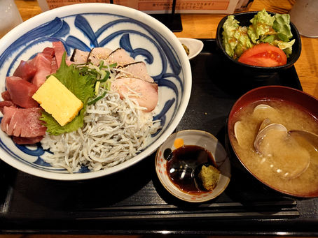 「食堂バル スミカ」で、日替わりランチ(定食)です(88)