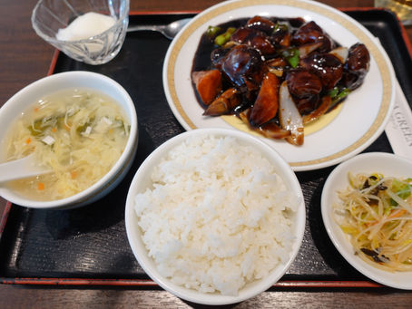 中華料理の店「チャイナ・グリーン(CHINA GREEN)」で、黒酢酢豚定食です