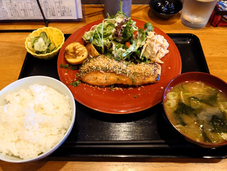 「食堂バル スミカ」で、日替わりランチ(定食)です(76)