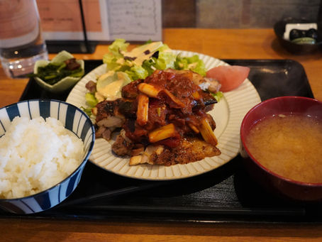 「食堂バル スミカ」で、日替わりランチ(定食)です(96)