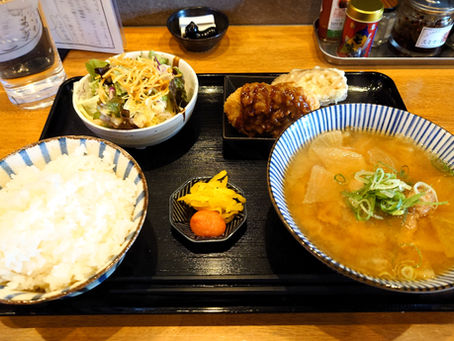 「食堂バル スミカ」で、日替わりランチ(定食)です(93)