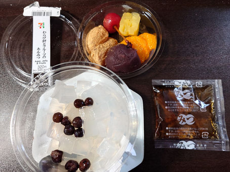 THE SEVEN SWEETS(コンビニチェーン「セブンイレブン」のPB)の、わらび餅とフルーツのあんみつです