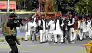 NSG Commando pointing Gun at Samajwaadi's