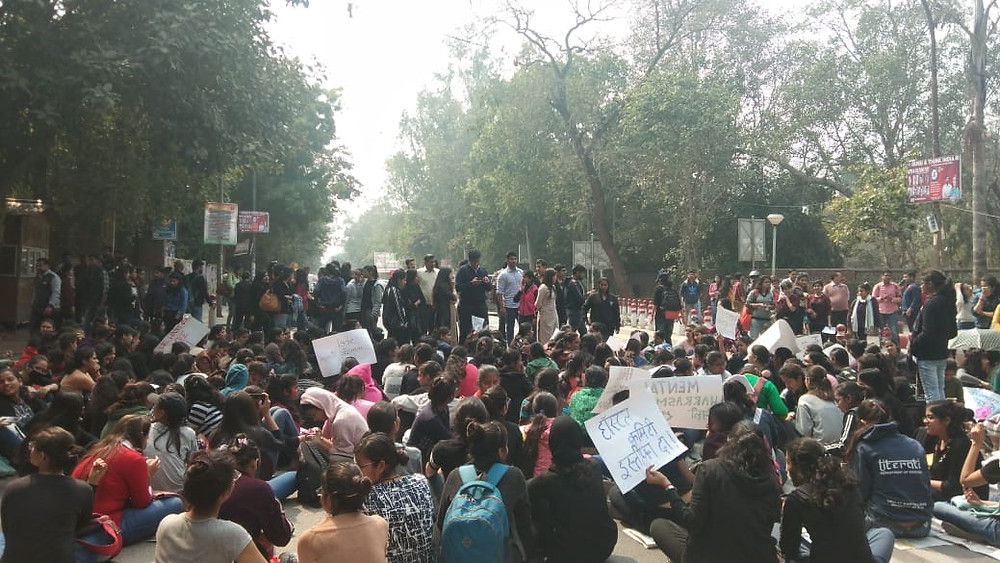 आंदोलनरत छात्राएं
