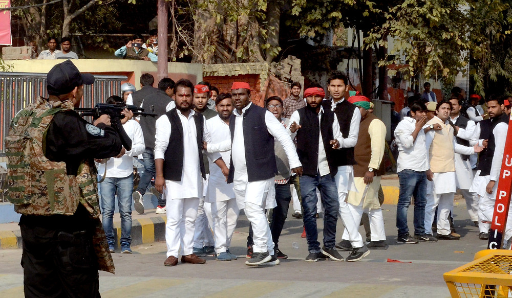 NSG Commando pointing Gun at Samajwaadi's