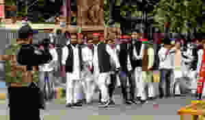 NSG Commando pointing Gun at Samajwaadi's