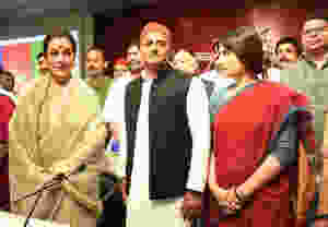Poonam Sinha with Akhilesh Credits Huffington Post