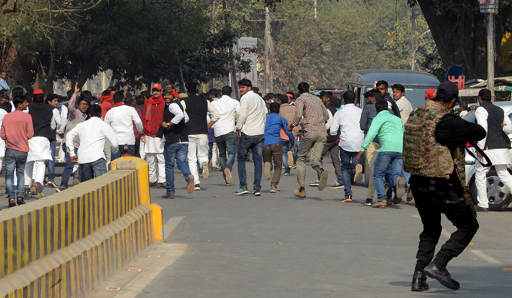 NSG Commando pointing Gun at Samajwaadi's