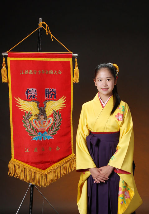 優勝記念撮影の少女