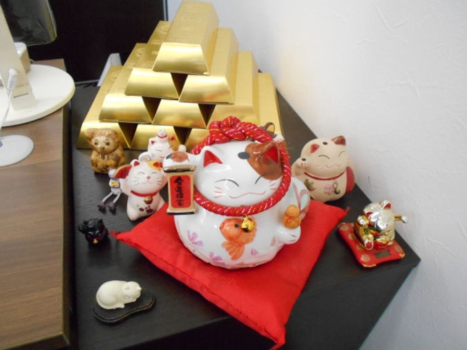招き猫と金の延べ棒オブジェ