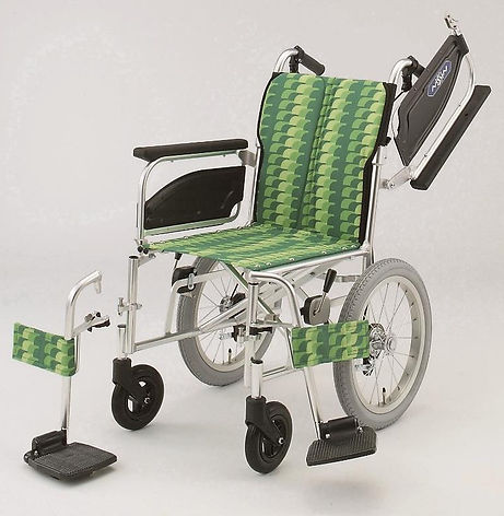スタンダード介助型車椅子(日進医療機器) アームレスト跳ね上げ式・フットレスト開閉着脱式