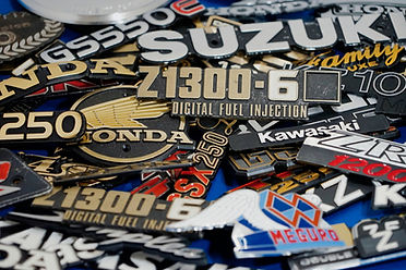 各メーカー金属エンブレム