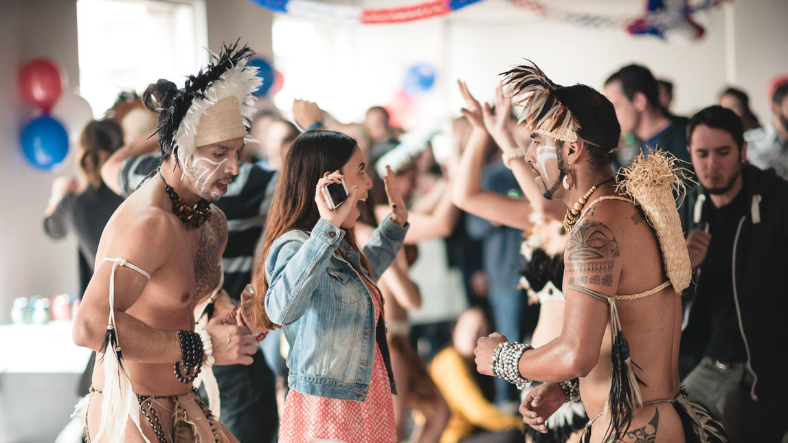 fiestas patrias para empresas, eventos dieciocheros, celebración de fiestas patrias, asados para empresas, cordero al palo, empanadas, esquinazos, bailes folclóricos, folclore chileno, juegos típicos chilenos, animación para fiestas patrias, cueca, ramadas para empresas, catering dieciochero, banquetería fiestas patrias, fondas para empresas, eventos corporativos Santiago, producción de eventos, organización de eventos corporativos, fiestas patrias Santiago