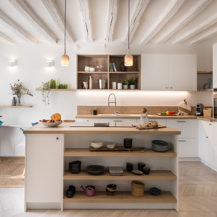 Dans les Yvelines, rénovation d'une longère traditionnelle et création d'une cuisine sur-mesure blanc et bois. 