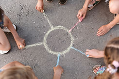 enfants-dessiner-un-soleil-avec-de-la-craie.jpg