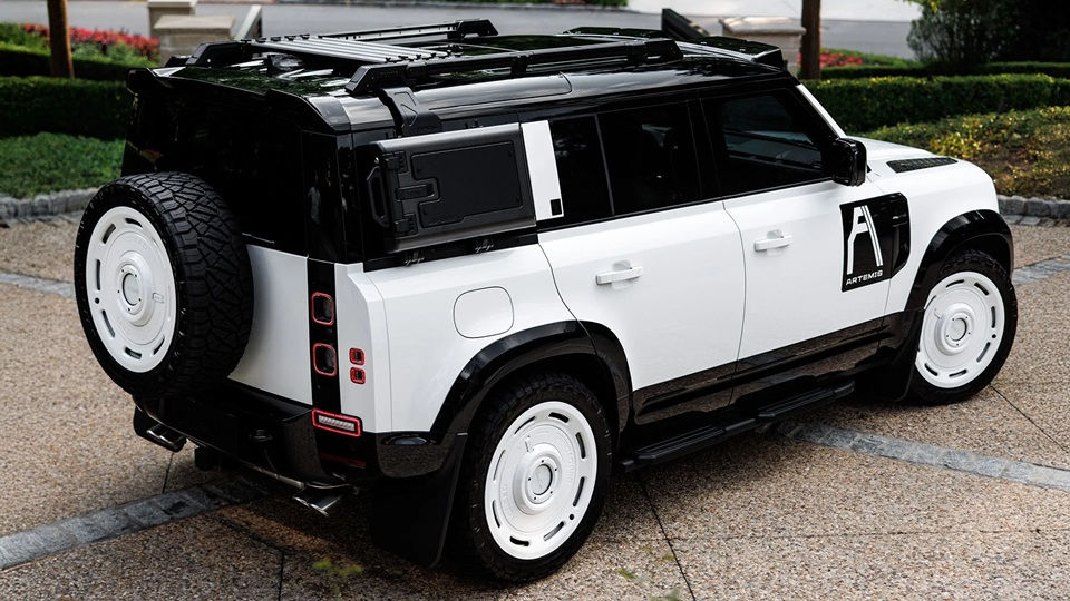 2025 Land Rover Defender 110 (21).jpg