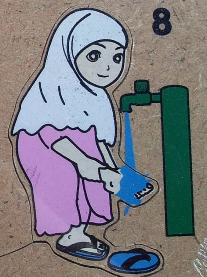abdest alırken ayakları yıkayan kadın