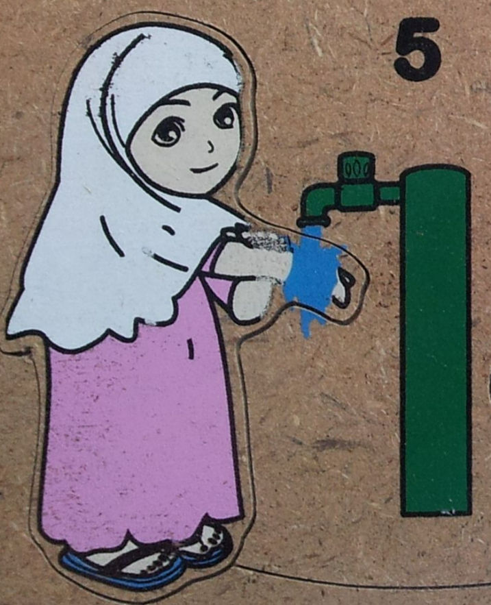 abdest alırken kolunu yıkayan kadın