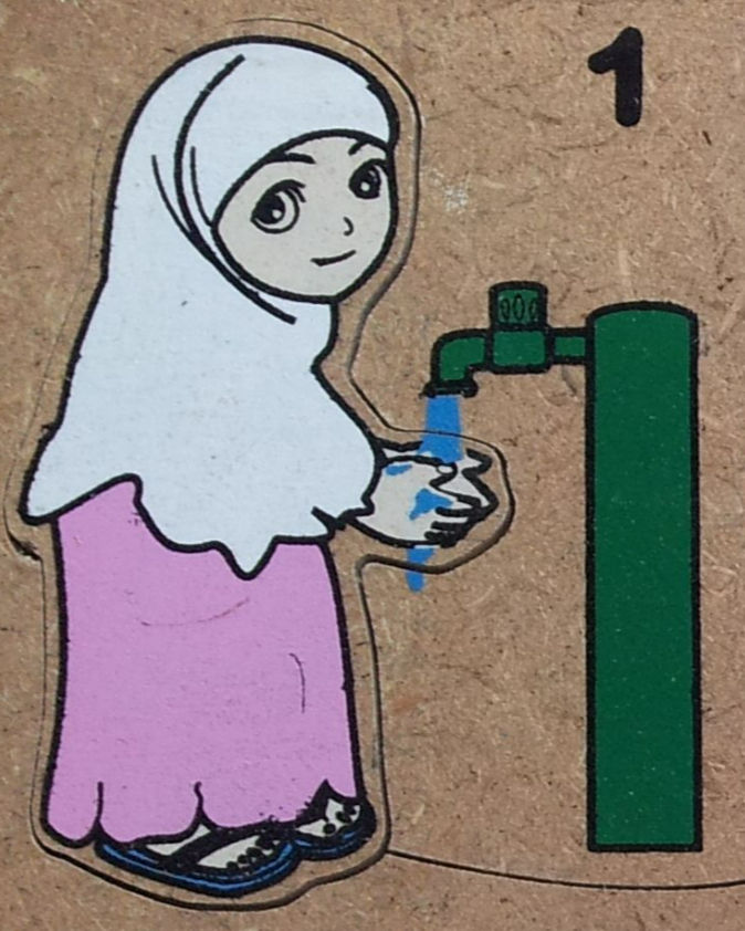 abdest alırken elleri yıkayan kadın