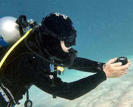 Taucher mit UW-Kompass