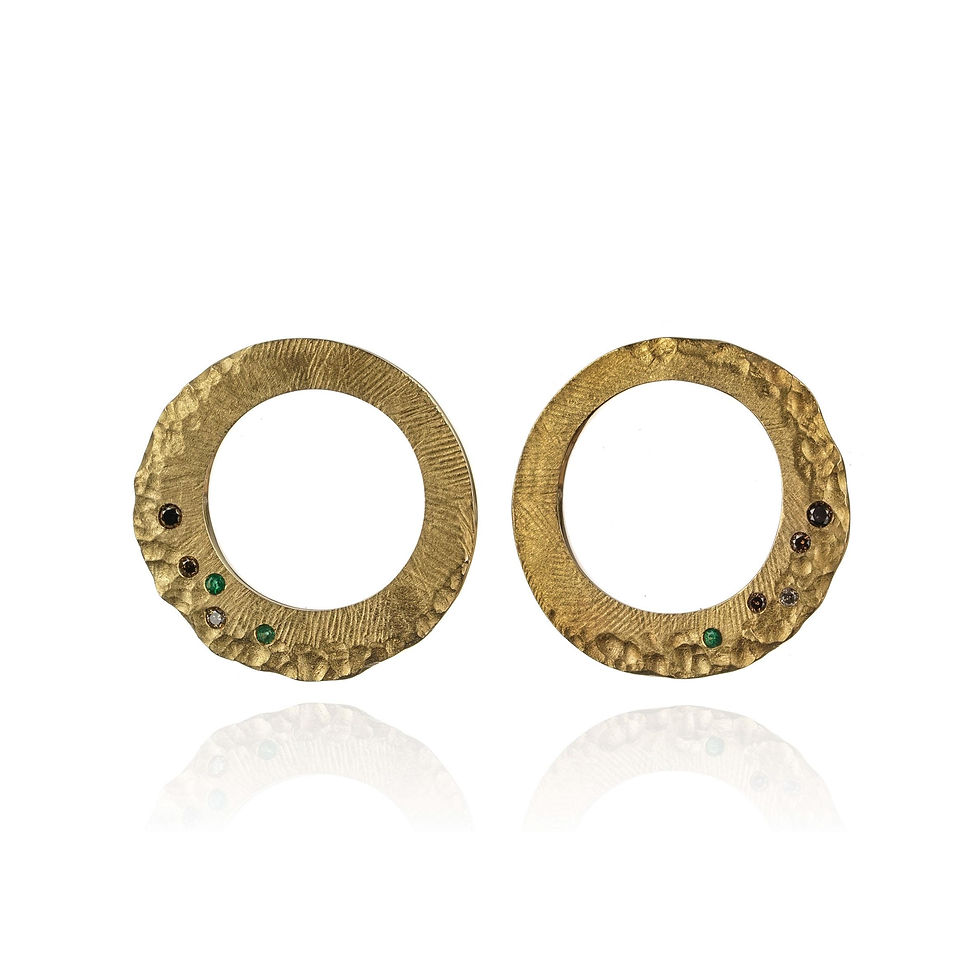 Boucles d'oreilles: vermeil, émeraudes, diamants blancs et champagnes