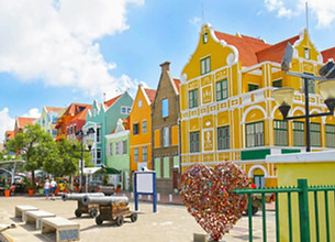 The famous Handelskade in Willemstad, where Curaçao’s colorful charm meets the Caribbean Sea.