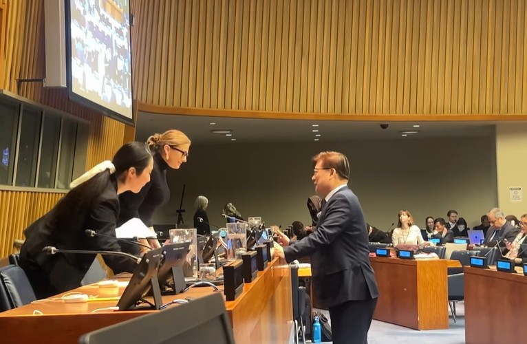 당 회의 의장은 바쁜 와중에도 이태석재단에 큰 관심을 보였습니다.