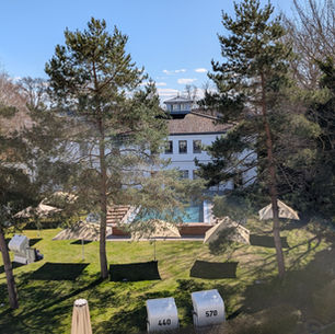 Ausblick auf Hotel mit Pool