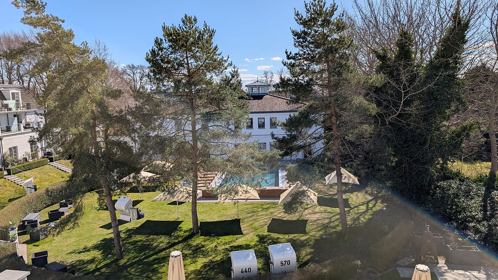Ausblick auf Hotel mit Pool
