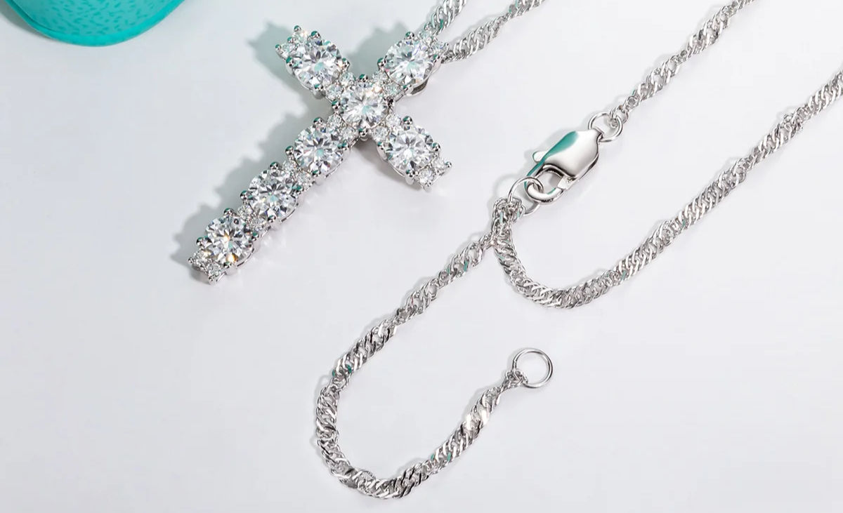 Collar de cruz de moissanita de 4MM 2.1 Carat y de plata .925 con baño de 18k