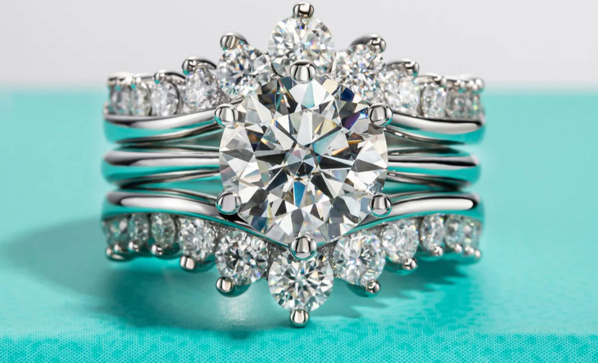 Hermoso anillo de 3 piezas de 3CT Moissanita de .925 y baño de 18k