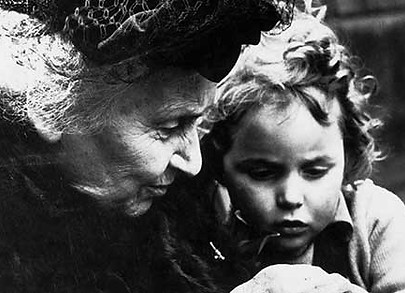 Maria Montessori, génie de la pédagogie et visionnaire, inventeuse de la Pédagogie Montessori. L'école Montessori Bilingue Smiles'n Kids située dans le 92 à Issy-les-Moulineaux proche Meudon applique la pédagogie Montessori.