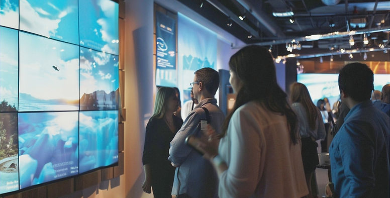 tokyokikonman_Engaging_event_scene_with_attendees_experiencing__62468f36-fdf5-432a-9ac5-59