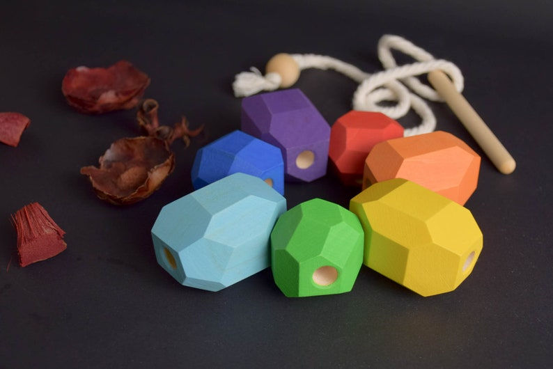 Miniatura: PEDRAS TUMI ISHI + CORDÃO MONTESSORI - atividade de "infilare"