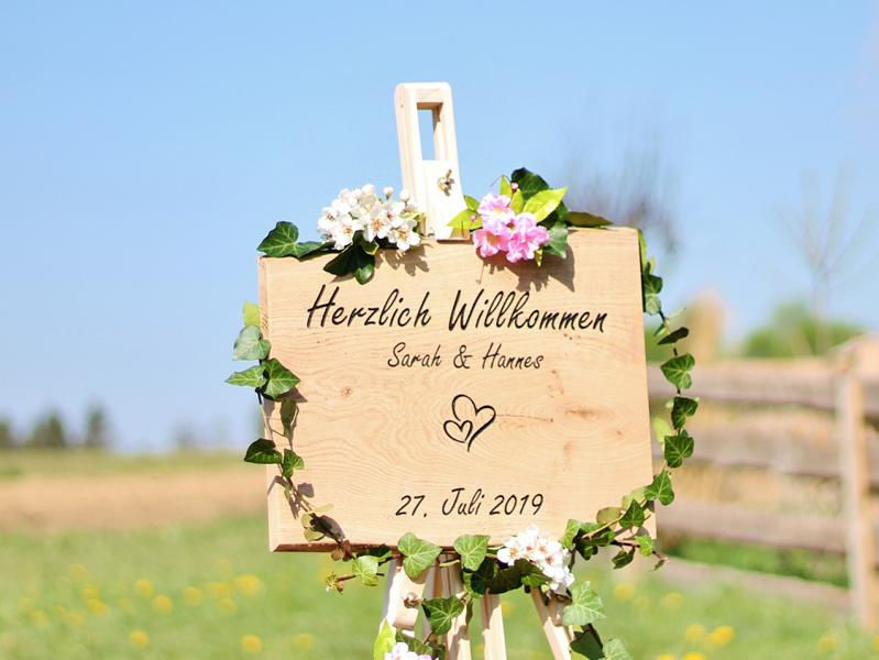 Eichenholzschild zur Hochzeit mit Dekoration