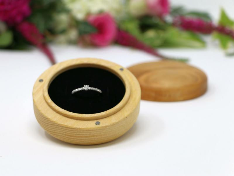 offene Ringschachtel zur Verlobung