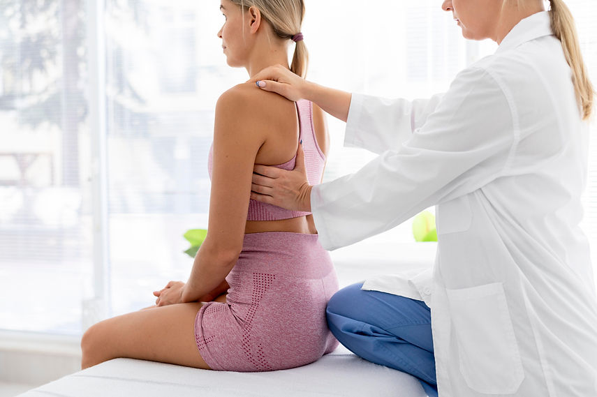 jeune-femme-en-vetements-de-sport-pratiquant-un-exercice-lors-d-une-seance-de-physiotherap