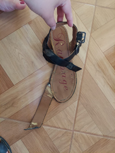 Shoes molding and breaking