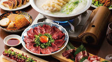 新宿火消し餃子の忘年会宴会コース、肉汁餃子・馬刺し・すき焼き・おでんの盛り合わせ