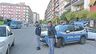Operatori della Polizia di Stato durante un posto di controllo a Cosenza per la sicurezza stradale