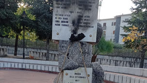 San Nicola Arcella, vandali in azione accendono un falò sul monumento ai caduti