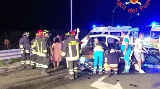 Grave incidente stradale sulla SS106 a Sibari: quattro feriti e intervento dei vigili del fuoco