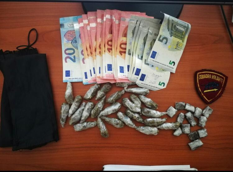 La droga e il denaro sequestrati dalla polizia a Cosenza