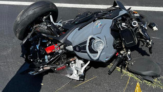 Vigili del Fuoco e soccorsi sulla Statale 106 a Crotone dopo un grave incidente in moto vicino al bivio di Papanice