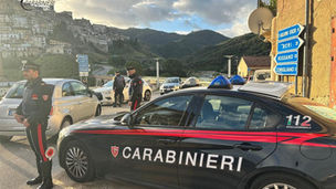 Carabinieri durante operazione nel centro storico con sequestro di armi e droga