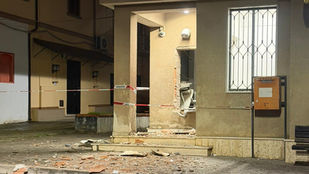 Ufficio postale di Lauropoli danneggiato dopo l’assalto con esplosivo al Postamat