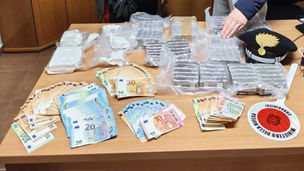 Carabinieri sequestrano oltre un chilo di cocaina e otto chili di hashish a Castrovillari durante un controllo nella zona industriale