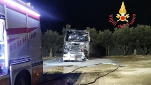 Rifiuti, incendio distrugge camion a San Pietro Lametino: intervento dei Vigili del Fuoco
